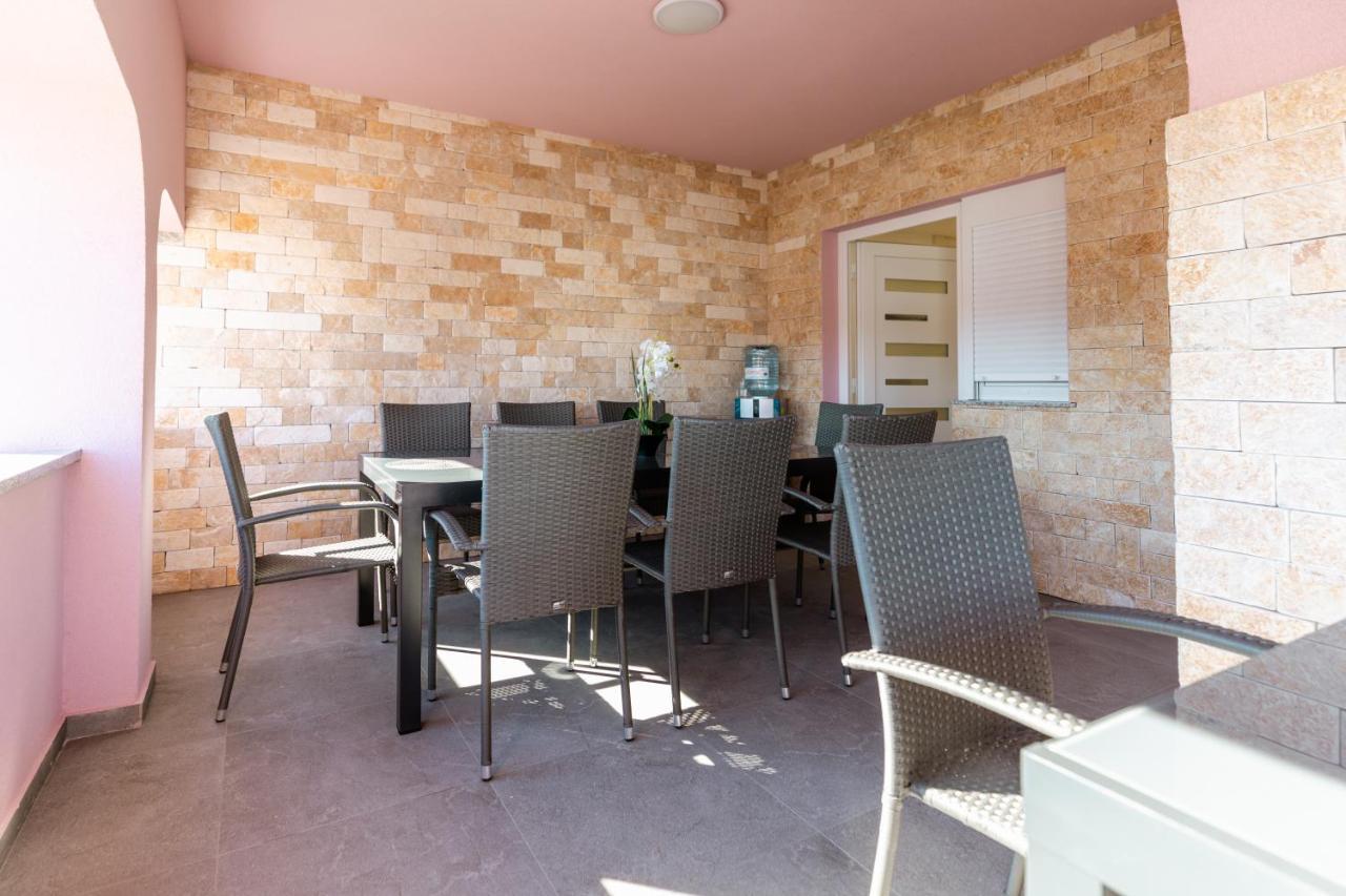 Apartman Laura Vir Zewnętrze zdjęcie