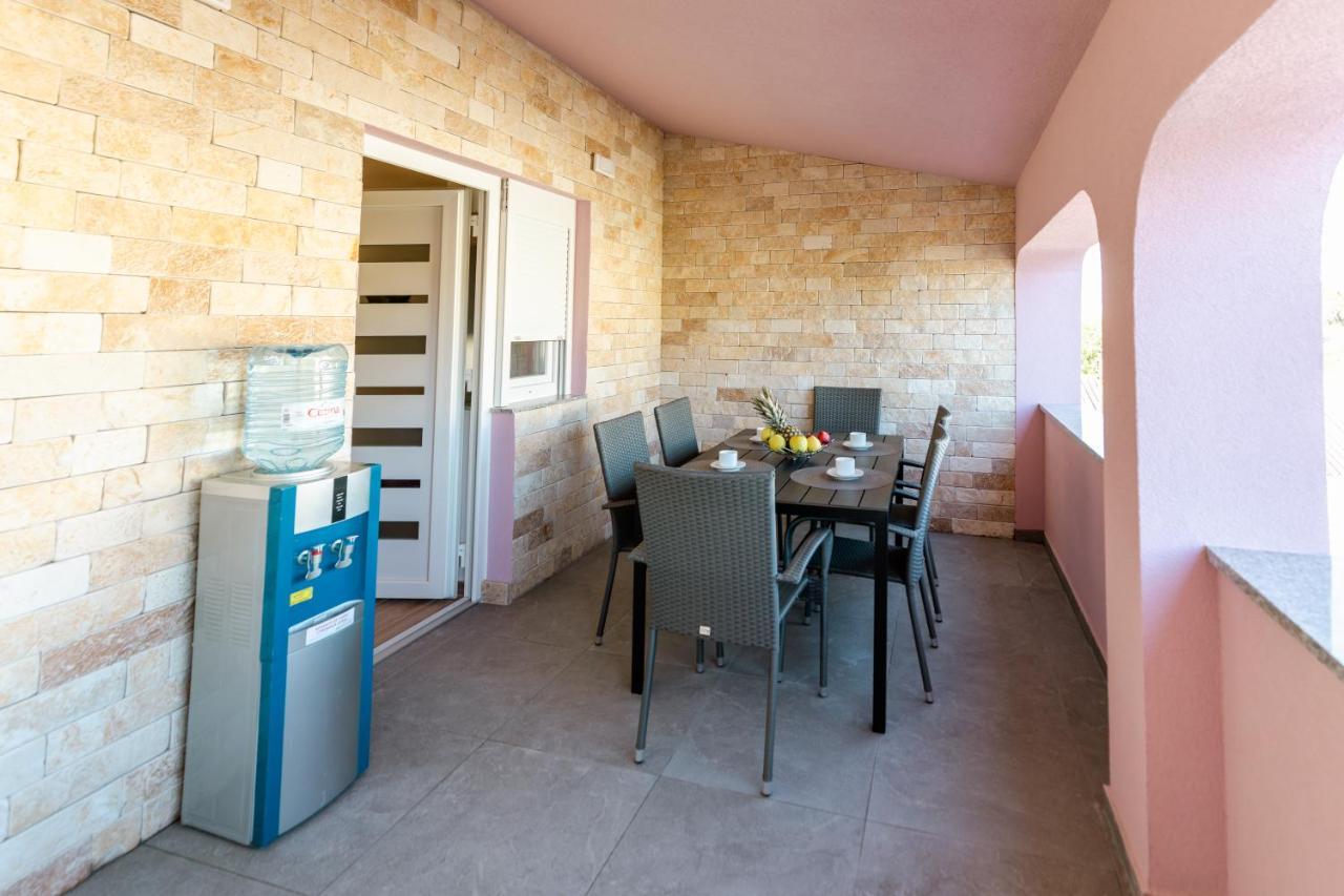 Apartman Laura Vir Zewnętrze zdjęcie