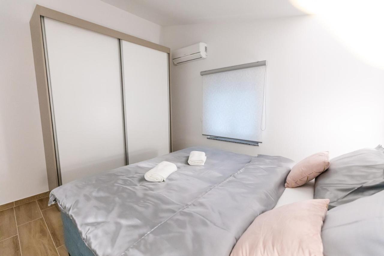 Apartman Laura Vir Zewnętrze zdjęcie